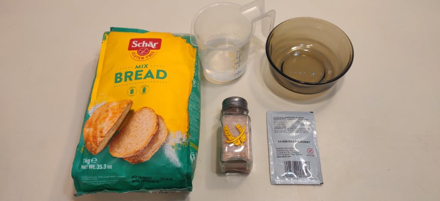 ingrediente necesare pentru o paine fara gluten, pe un tocator