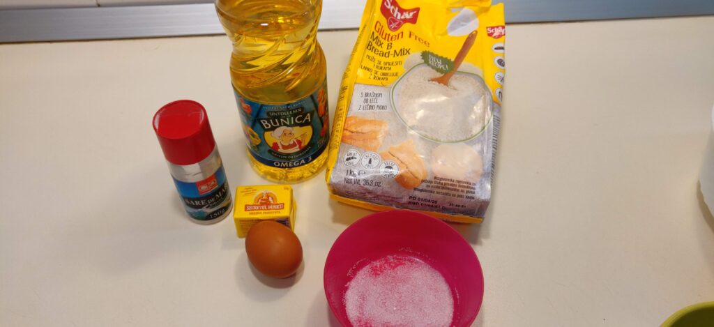 5 ingredienti preparati per una ricetta di baguette senza glutine