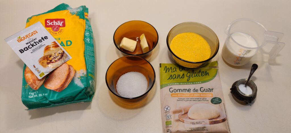 Gli ingredienti necessari per i muffin inglesi senza glutine, su un tavolo.